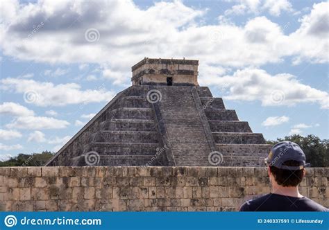 De Tempeloffer van Chichén Itzá: Een Ceremonieel Verlangen en een Kosmische Ontmoeting