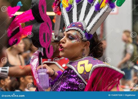 De Integratie van Afro-Brazilianen in het Carnaval: Een Triomf der Cultuur en een Strijd tegen Discriminatie