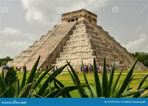 De Tempel van Kukulcán: Een Astronomenwonder en Oplevering van Godsdienst tijdens de Klassieke Maya-periode