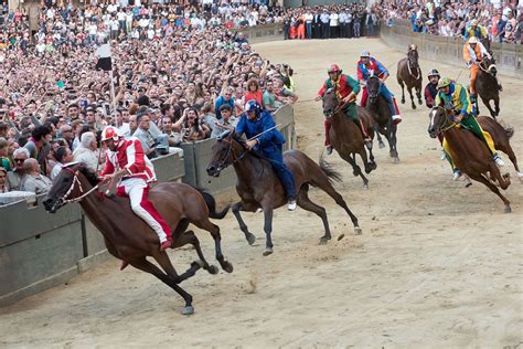 De Palio di Siena: Een eeuwenoude paardenrace met diepe religieuze en sociale wortels