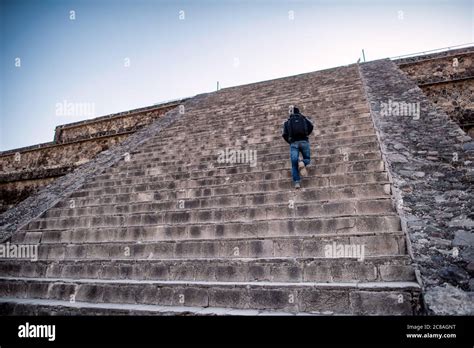 De Tempelcomplex van Teotihuacán: Een Meso-Amerikaanse Metropolis die de Tijd Voorbijstond